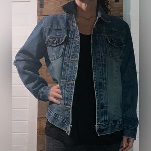 Gap jean jacket. size XL. 2 front pockets with button closure.
